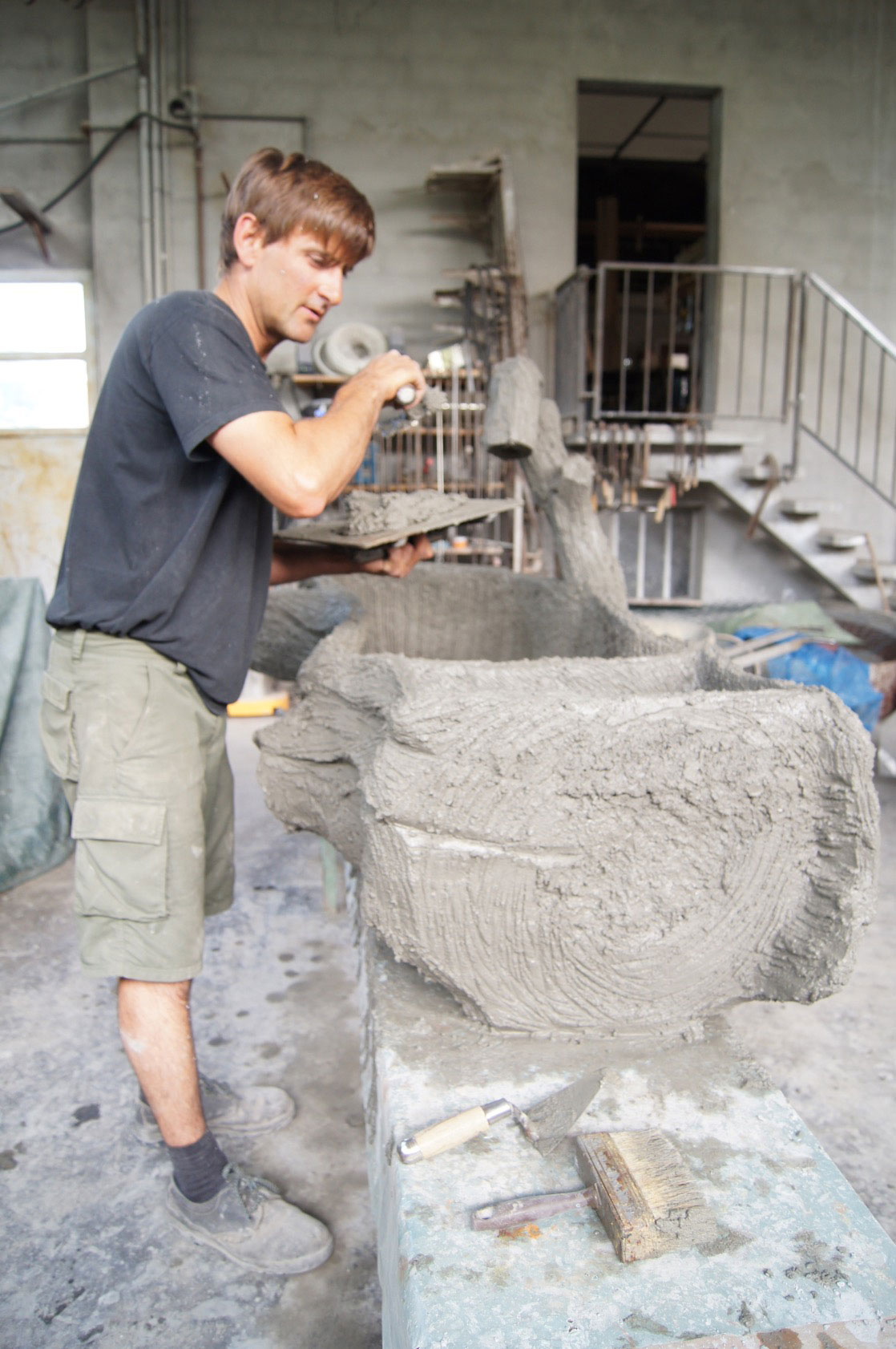 PHOTO DE STÉPHANE MAULINI ENTRAIN DE FABRIQUER UNE FONTAINE